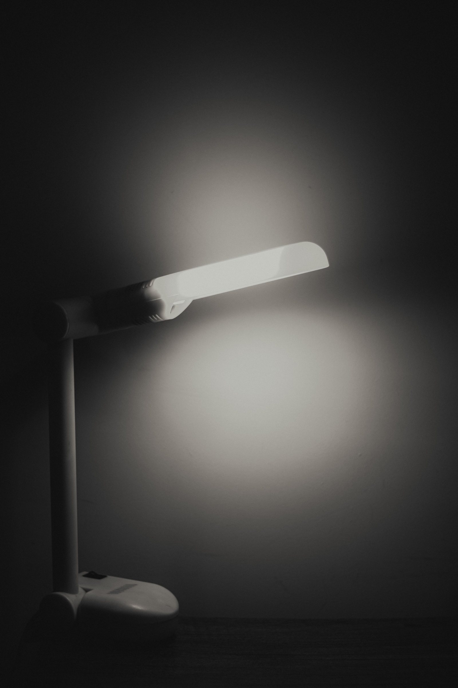 LED 檯燈（無段調光）